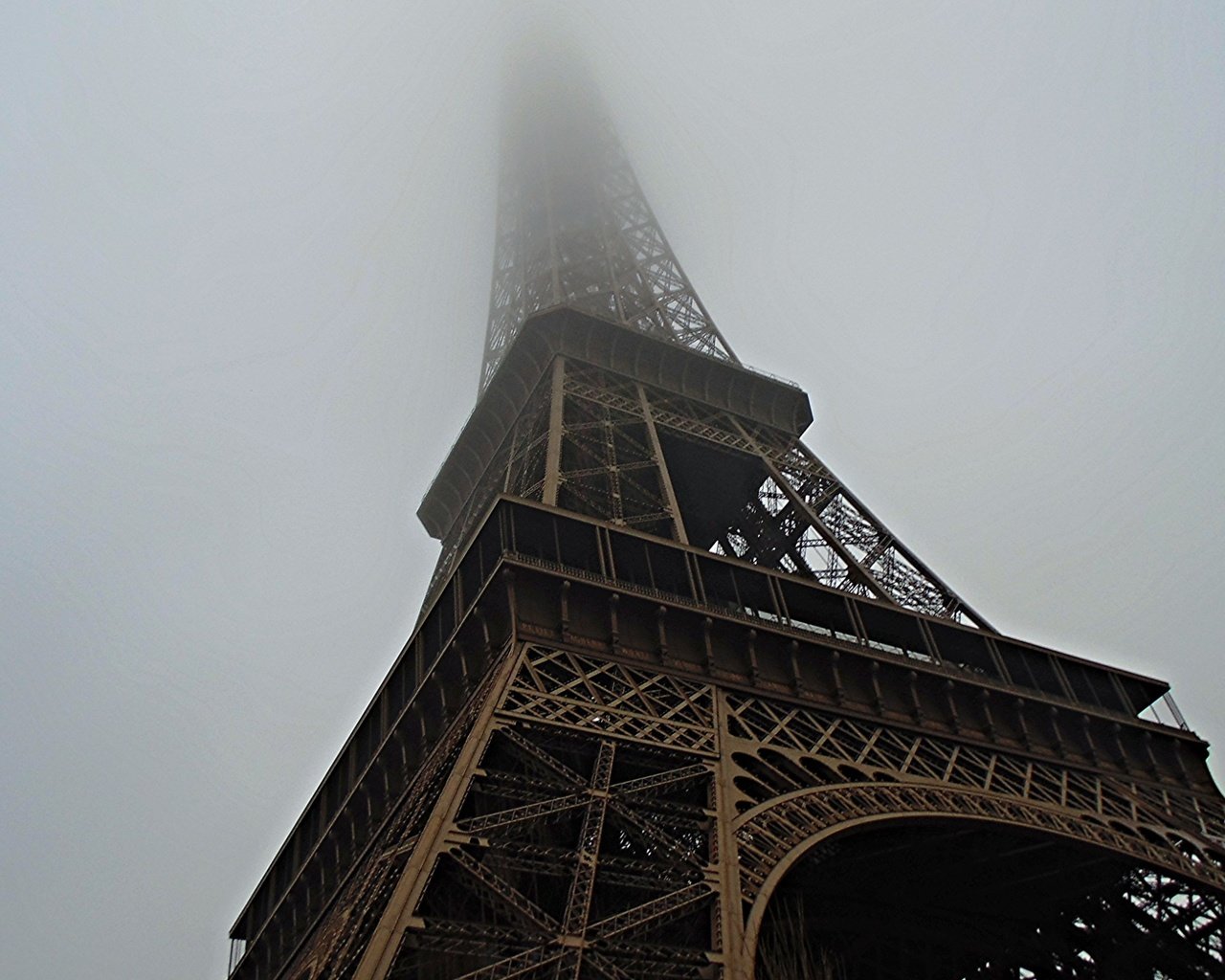 Обои туман, париж, франция, эйфелева башня, достопримечательность, fog, paris, france, eiffel tower, attraction разрешение 2560x1600 Загрузить