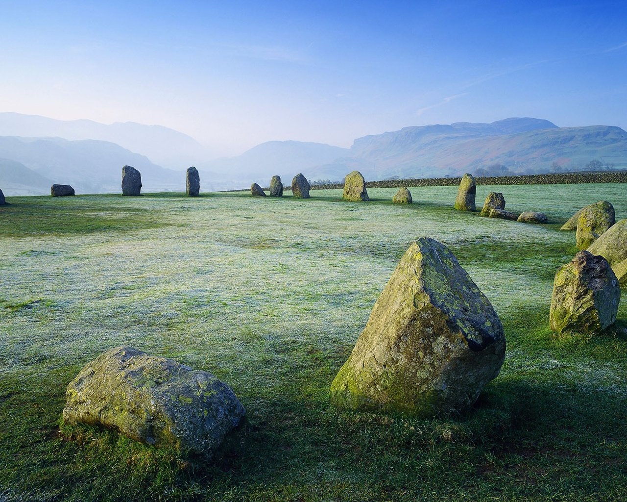 Обои горы, камни, пейзаж, поляна, равнина, кромлех, mountains, stones, landscape, glade, plain, the cromlech разрешение 1920x1200 Загрузить