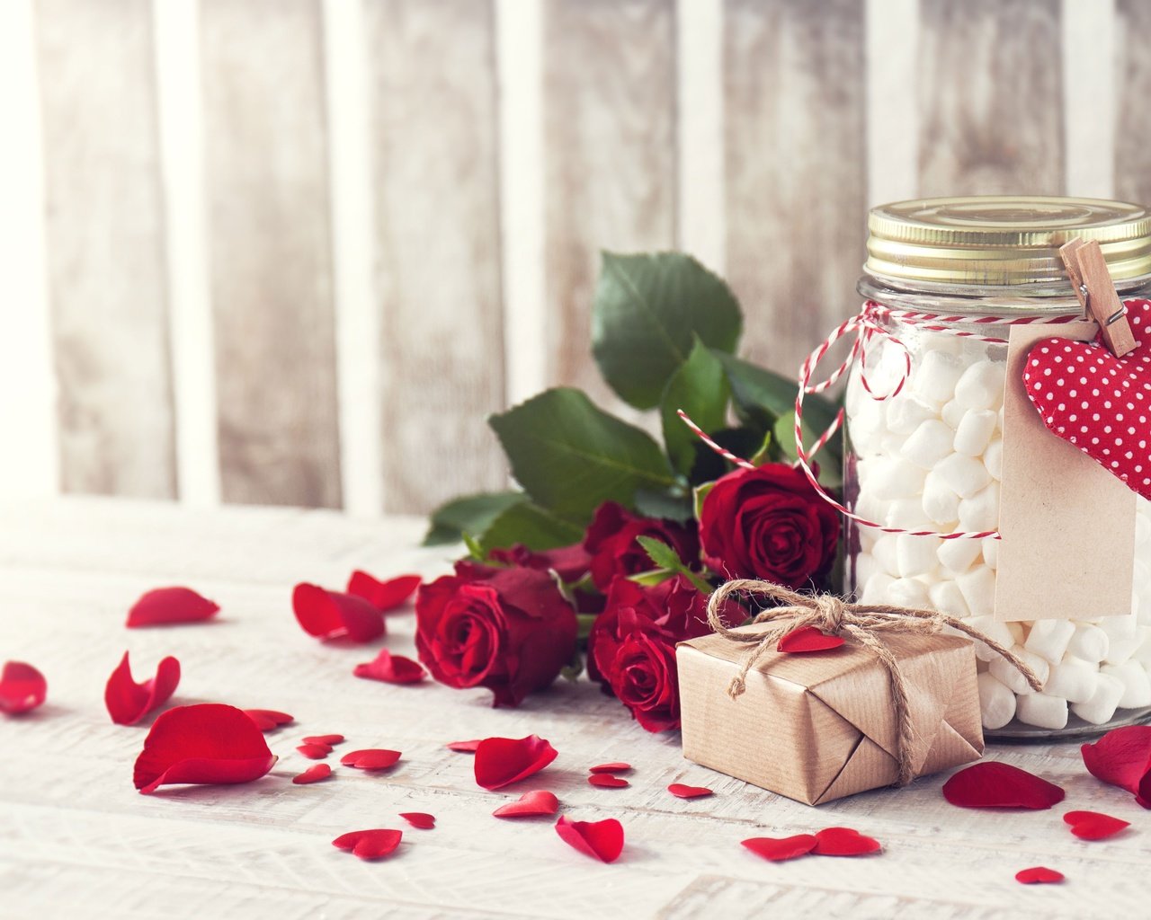 Обои цветы, мармелад, розы, день святого валентина, лепестки, маршмеллоу, сердечко, красные, букет, подарок, банка, flowers, marmalade, roses, valentine's day, petals, marshmallows, heart, red, bouquet, gift, bank разрешение 4644x3096 Загрузить