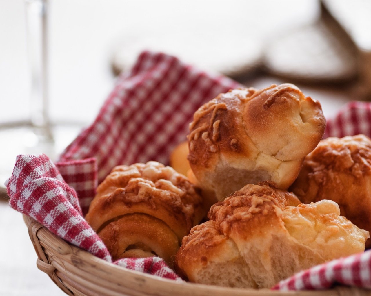 Обои салфетка, выпечка, корзинка, булочки, сдоба, napkin, cakes, basket, buns, muffin разрешение 1920x1300 Загрузить