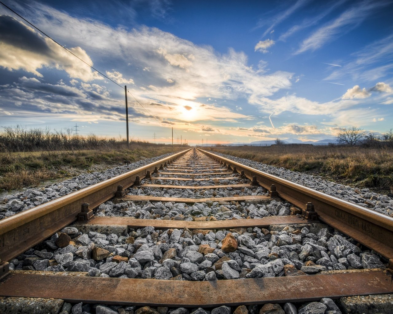 Обои небо, облака, железная дорога, рельсы, горизонт, гор, the sky, clouds, railroad, rails, horizon разрешение 3500x2333 Загрузить