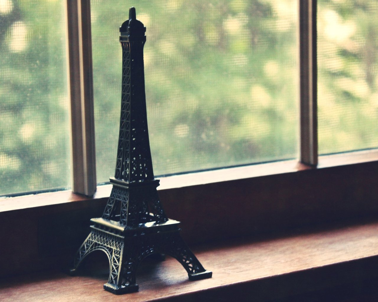 Обои статуэтка, окно, эйфелева башня, подоконник, сувенир, figurine, window, eiffel tower, sill, souvenir разрешение 1920x1200 Загрузить