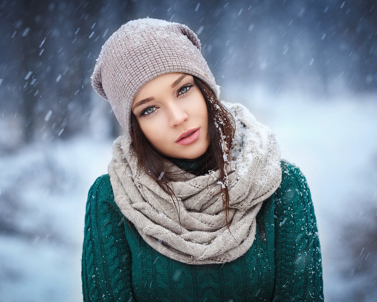 Обои снег, зима, модель, шапка, свитер, ангелина петрова, snow, winter, model, hat, sweater, angelina petrova разрешение 2048x1379 Загрузить