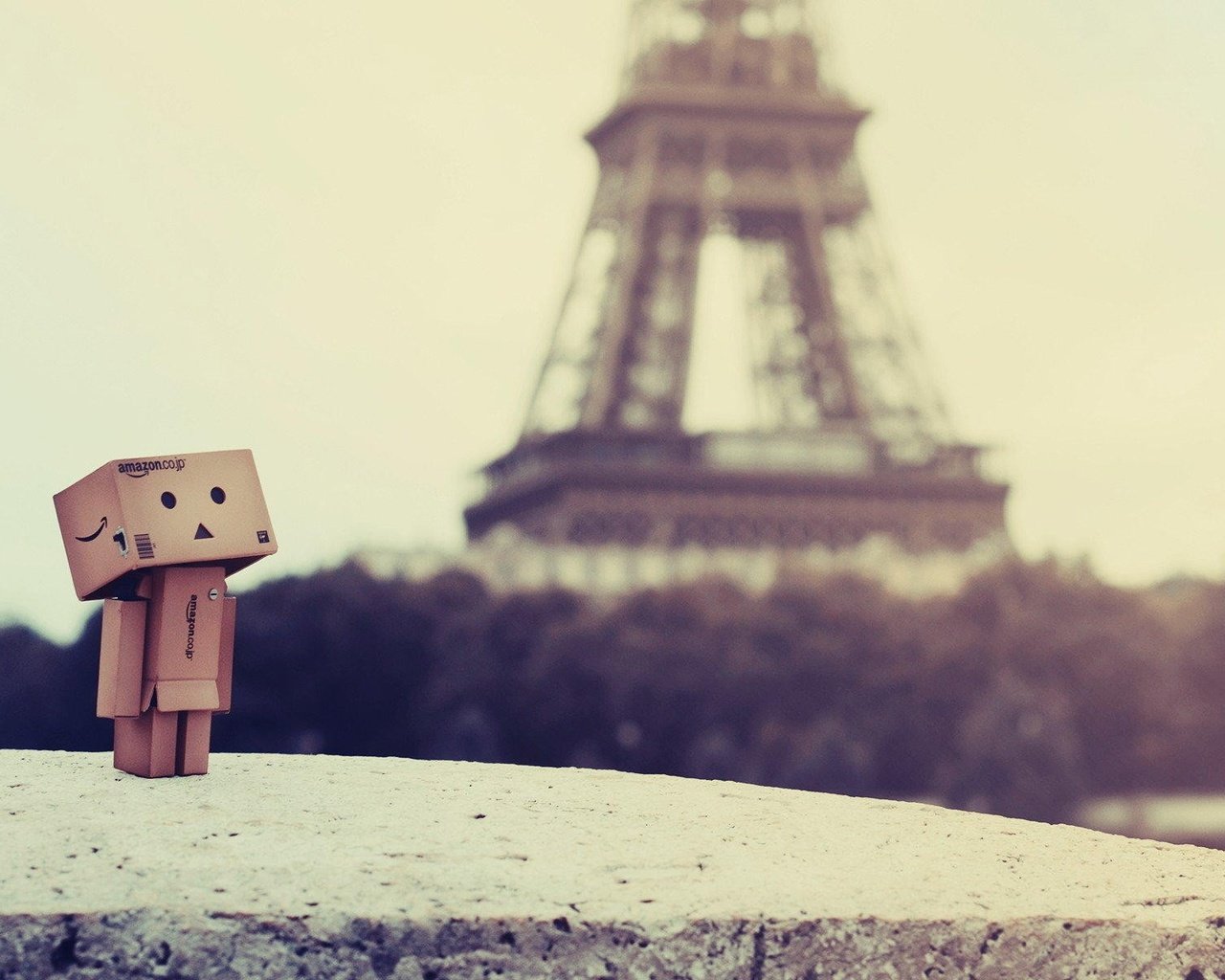 Обои париж, коробка, эйфелева башня, данбо, картонный робот, paris, box, eiffel tower, danbo, cardboard robot разрешение 1920x1200 Загрузить