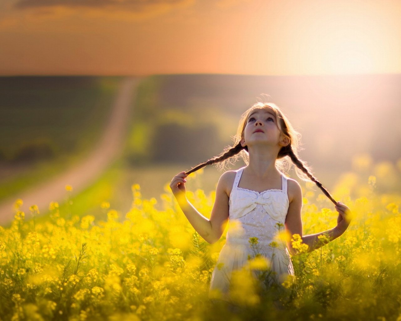 Обои солнце, настроение, поле, лето, девочка, прогулка, косички, the sun, mood, field, summer, girl, walk, braids разрешение 1920x1200 Загрузить