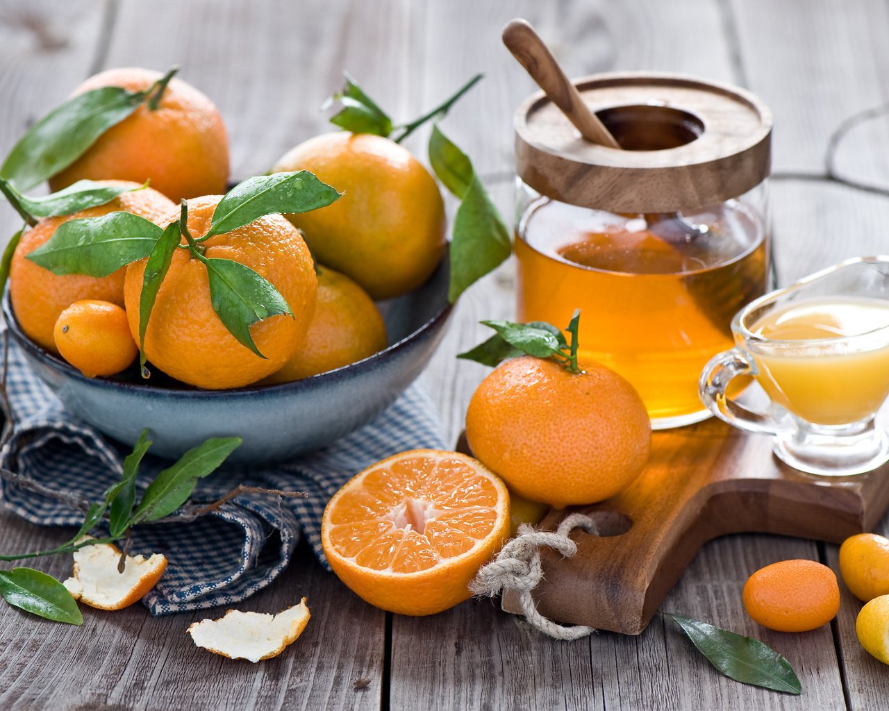 Обои фрукты, апельсины, сладкое, мед, мандарин, цитрусы, кумкват, fruit, oranges, sweet, honey, mandarin, citrus, kumquat разрешение 2000x1331 Загрузить