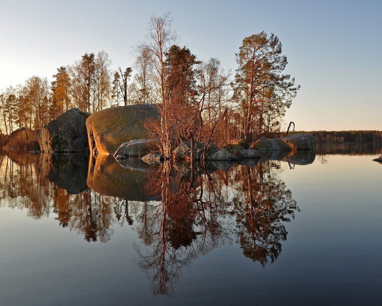 Обои деревья, озеро, камни, отражение, осень, остров, trees, lake, stones, reflection, autumn, island разрешение 2560x1600 Загрузить