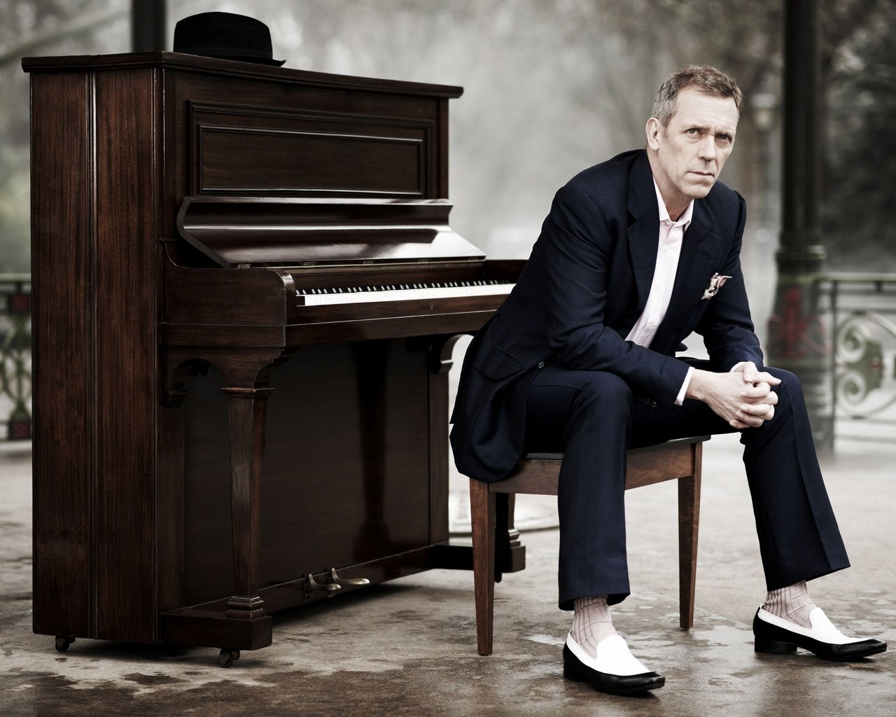 Обои поза, взгляд, актёр, лицо, хью лори, пианино, pose, look, actor, face, hugh laurie, piano разрешение 3840x2563 Загрузить