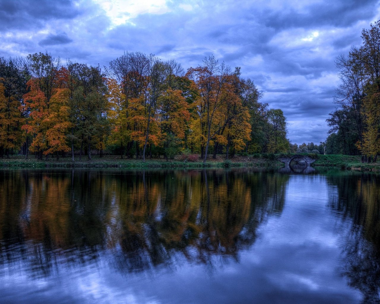 Обои берег, осень, водоем, shore, autumn, pond разрешение 2048x1335 Загрузить