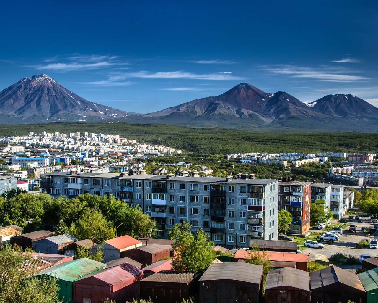 Обои город, камчатка, россия, вулкан, авачинская сопка, петропавловск-камчатский, the city, kamchatka, russia, the volcano разрешение 2048x1152 Загрузить