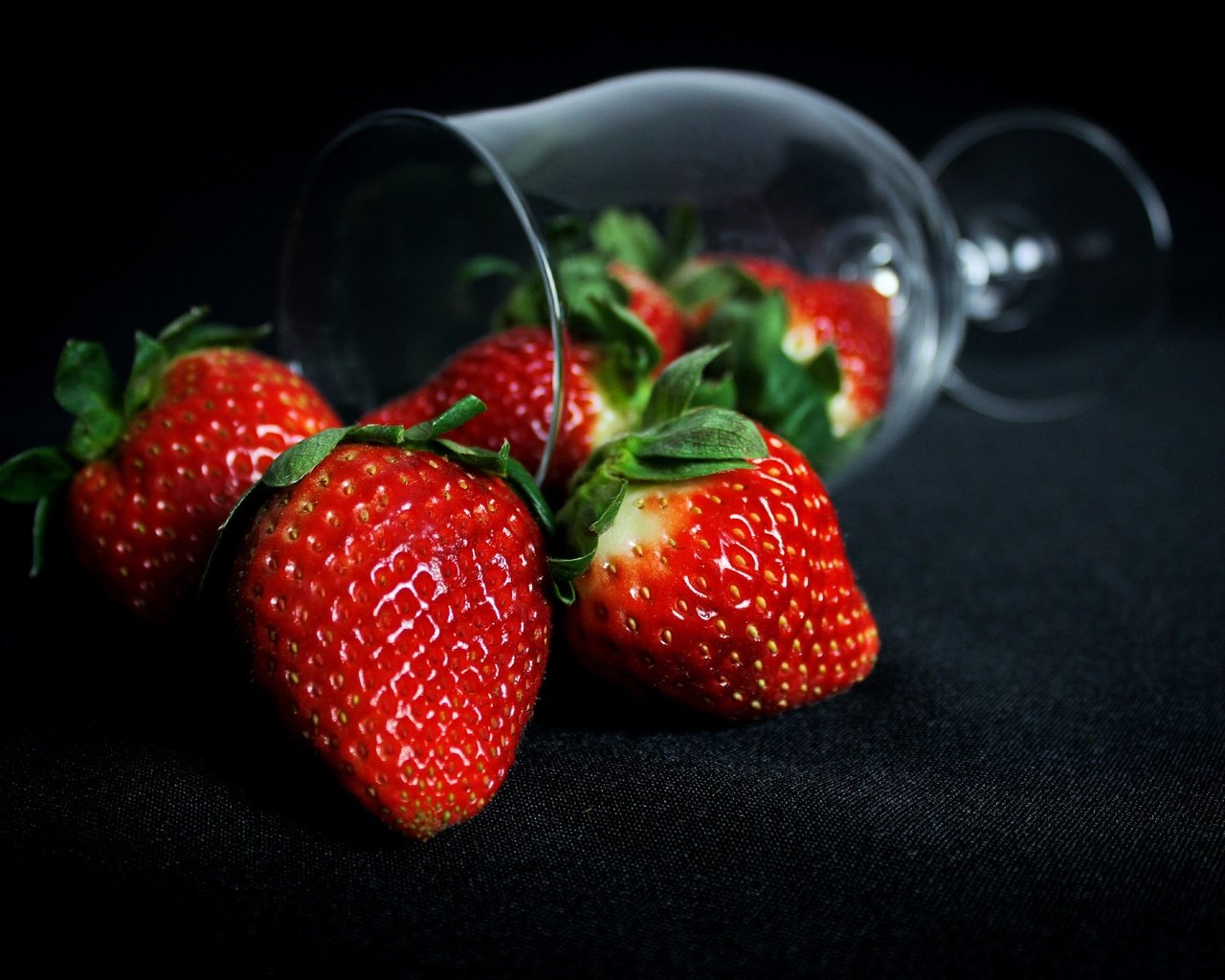 Обои клубника, бокал, черный фон, ягоды, strawberry, glass, black background, berries разрешение 2880x1920 Загрузить