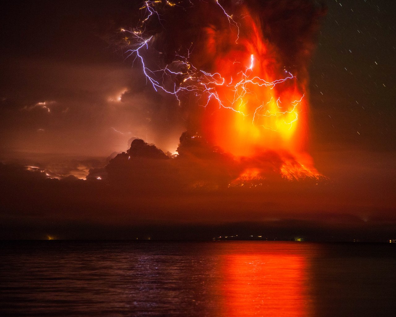 Обои природа, море, молнии, извержение, вулкан, чили, вильяррика, nature, sea, zipper, the eruption, the volcano, chile, villarrica разрешение 2560x1707 Загрузить