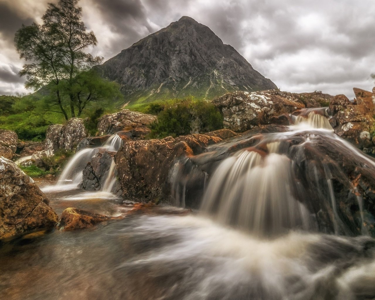 Обои река, дерево, камни, пейзаж, гора, поток, шотландия, river, tree, stones, landscape, mountain, stream, scotland разрешение 1920x1200 Загрузить