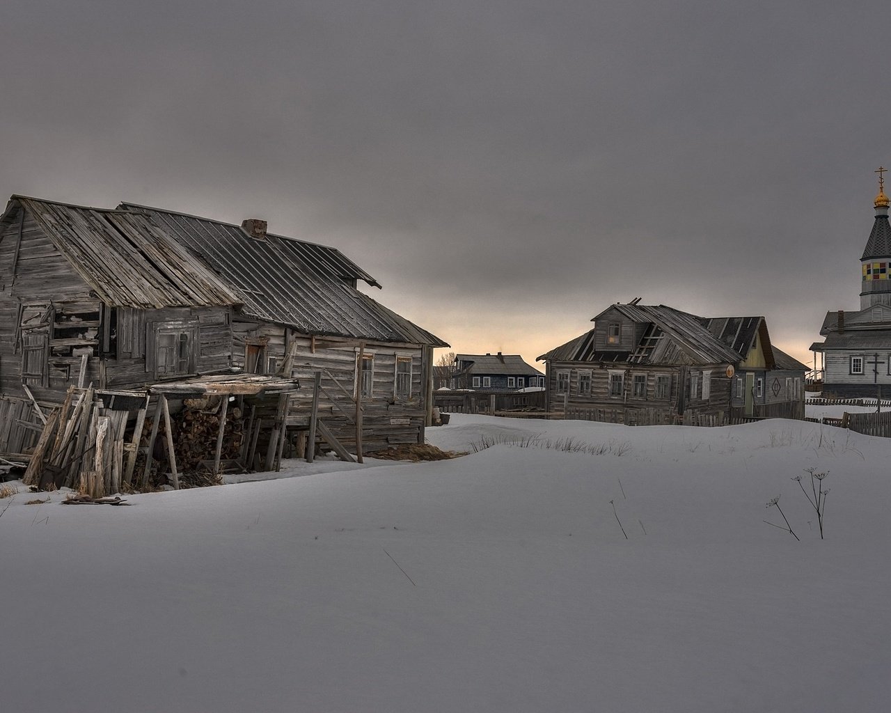 Обои снег, зима, утро, деревня, дома, церковь, мурманская область, snow, winter, morning, village, home, church, murmansk oblast разрешение 2390x1400 Загрузить