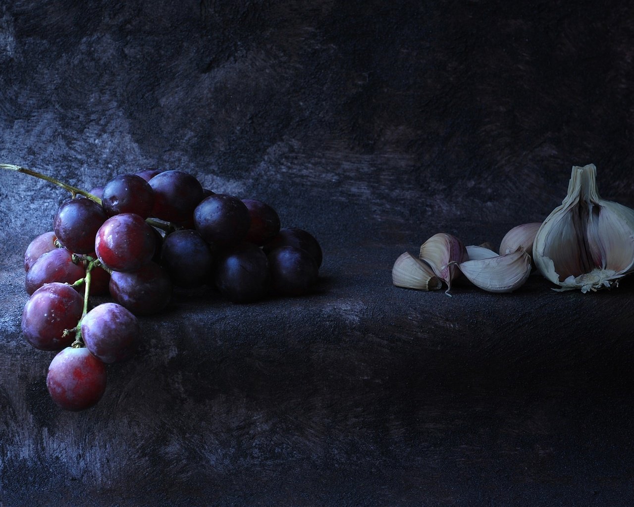 Обои виноград, гроздь, натюрморт, чеснок, grapes, bunch, still life, garlic разрешение 2159x1165 Загрузить