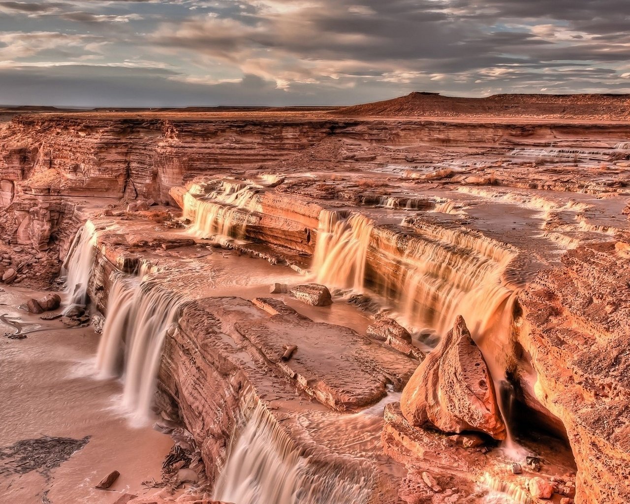 Обои небо, скалы, тучи, водопад, каньон, сша, аризона, гранд-фоллс, the sky, rocks, clouds, waterfall, canyon, usa, az, grand falls разрешение 1920x1080 Загрузить