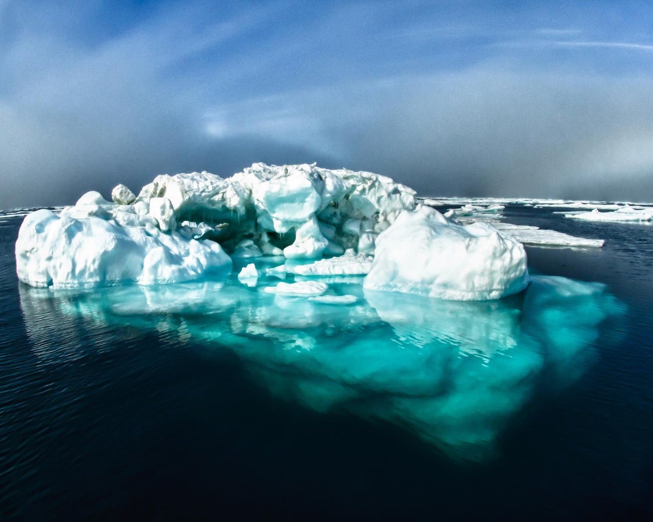 Обои небо, облака, вода, природа, зима, море, лёд, айсберг, the sky, clouds, water, nature, winter, sea, ice, iceberg разрешение 2048x1326 Загрузить