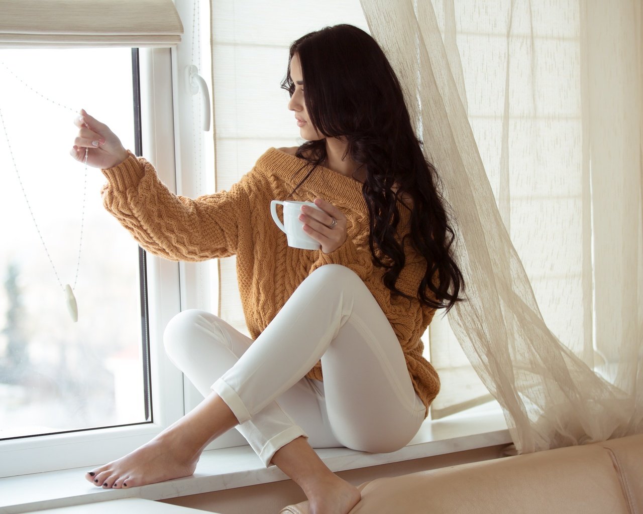 Обои девушка, брюнетка, кофе, модель, окно, подоконник, girl, brunette, coffee, model, window, sill разрешение 2880x1800 Загрузить