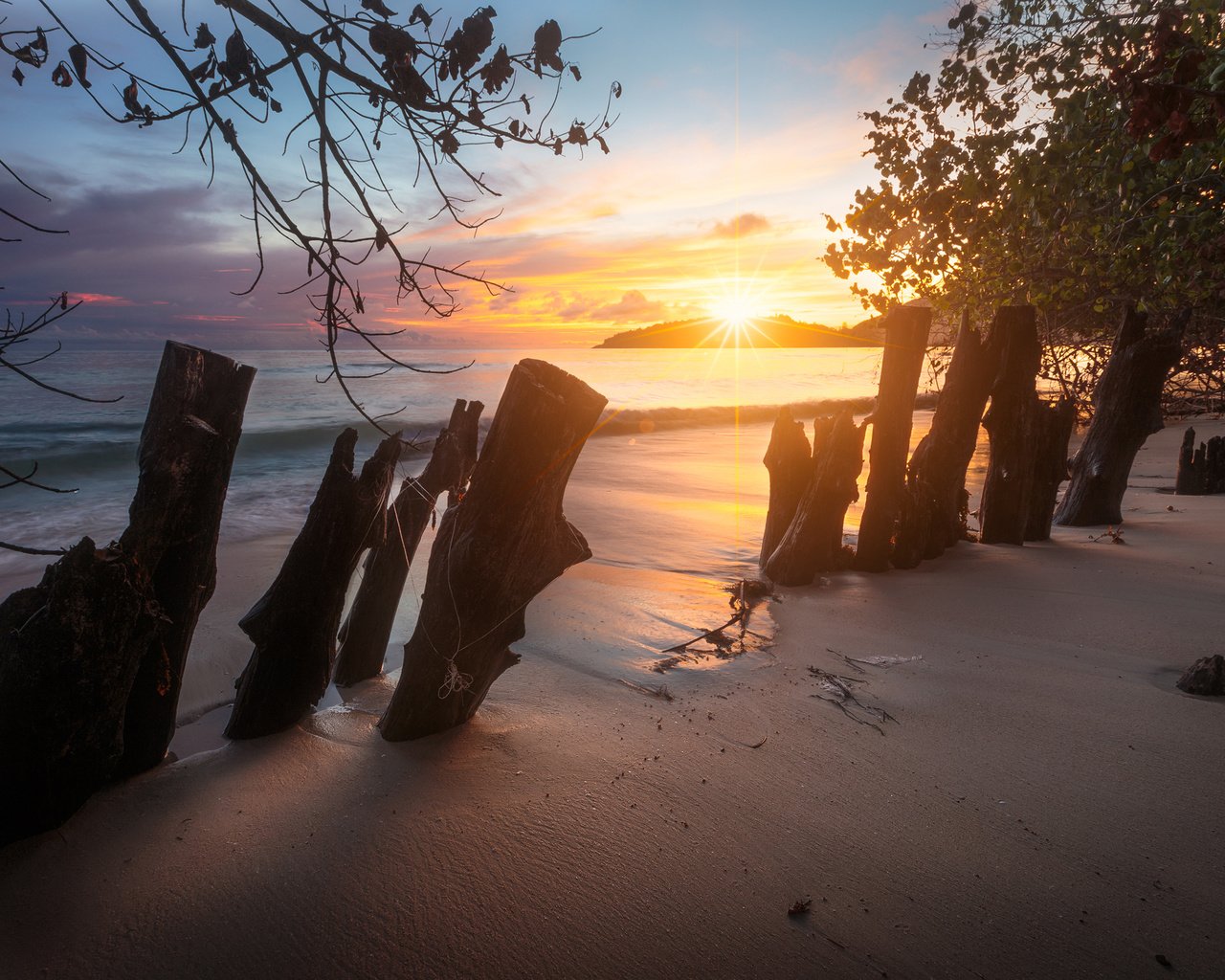 Обои природа, закат, пейзаж, море, песок, пляж, забор, nature, sunset, landscape, sea, sand, beach, the fence разрешение 2880x1800 Загрузить