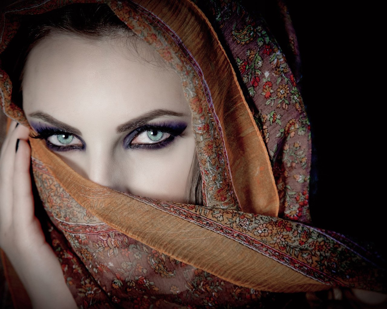 Обои глаза, девушка, портрет, взгляд, лицо, платок, karen chakhalyan, eyes, girl, portrait, look, face, shawl разрешение 1920x1200 Загрузить