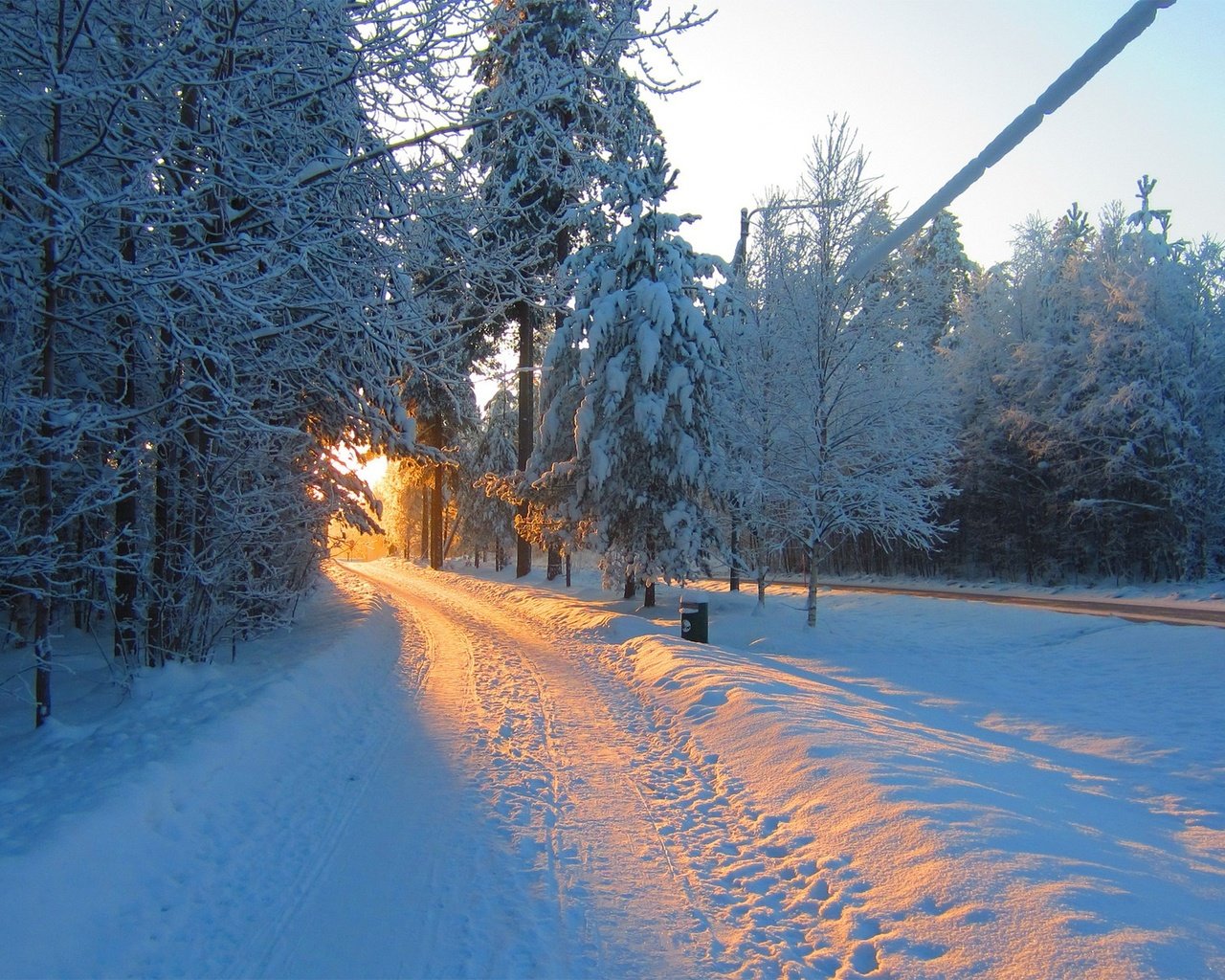 Обои дорога, снег, природа, лес, зима, утро, солнечный свет, road, snow, nature, forest, winter, morning, sunlight разрешение 1920x1200 Загрузить