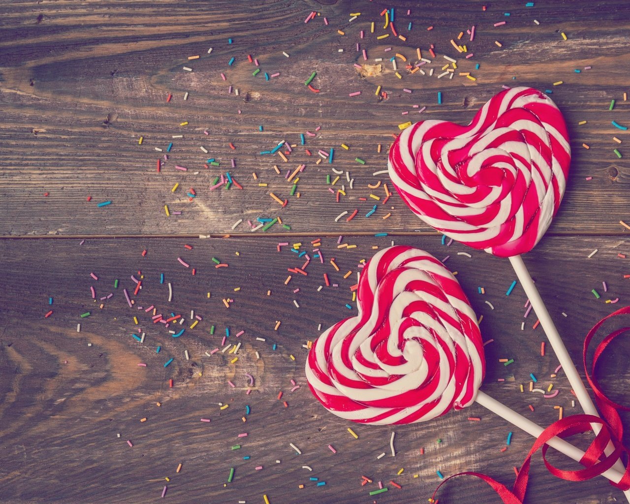 Обои конфеты, любовь, сердечки, леденцы, candy, love, hearts, lollipops разрешение 2880x1800 Загрузить