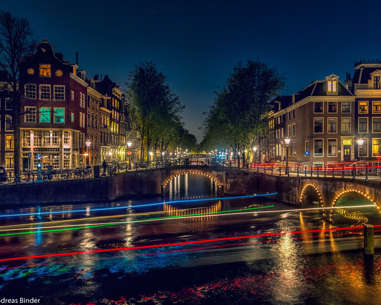 Обои ночь, вода, город, нидерланды, амстердам, голландия, andreas binder, night, water, the city, netherlands, amsterdam, holland разрешение 5655x3770 Загрузить