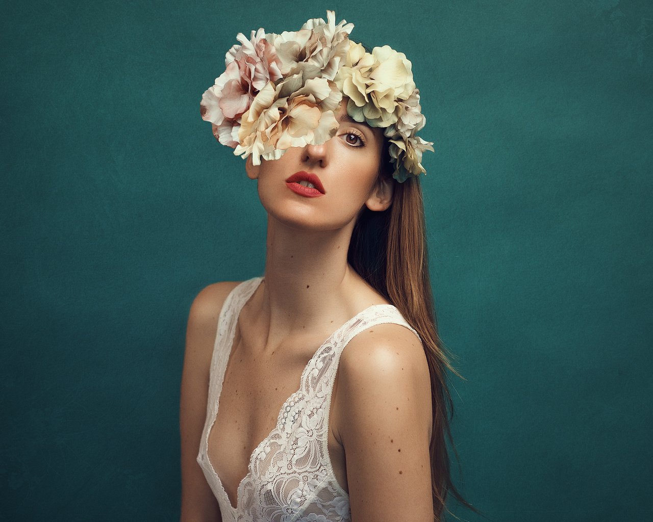 Обои цветы, девушка, фон, поза, губы, лицо, длинные волосы, mara saiz, flowers, girl, background, pose, lips, face, long hair разрешение 2048x1365 Загрузить