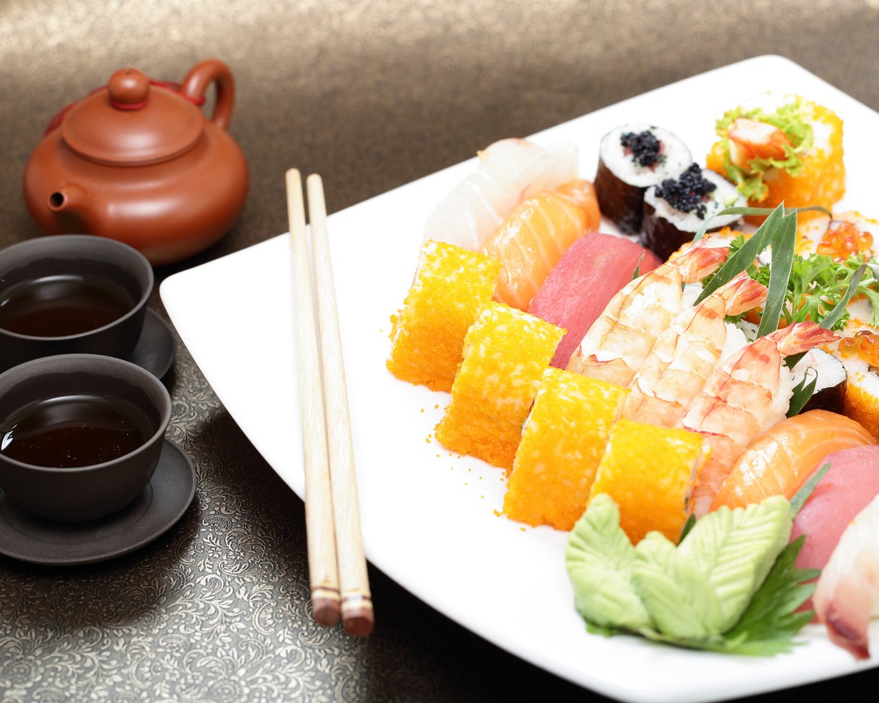 Обои палочки, соус, суши, роллы, морепродукты, японская кухня, sticks, sauce, sushi, rolls, seafood, japanese cuisine разрешение 5760x3840 Загрузить