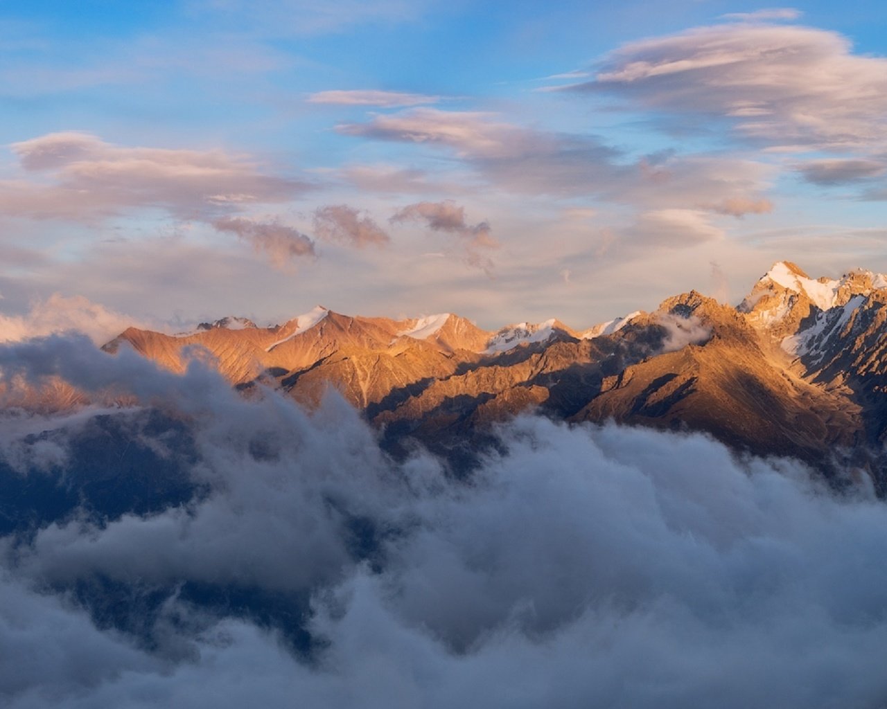 Обои небо, облака, горы, снег, хребты, высотоа, шевченко юрий, the sky, clouds, mountains, snow, ranges, wysota, shevchenko yuri разрешение 1920x1162 Загрузить