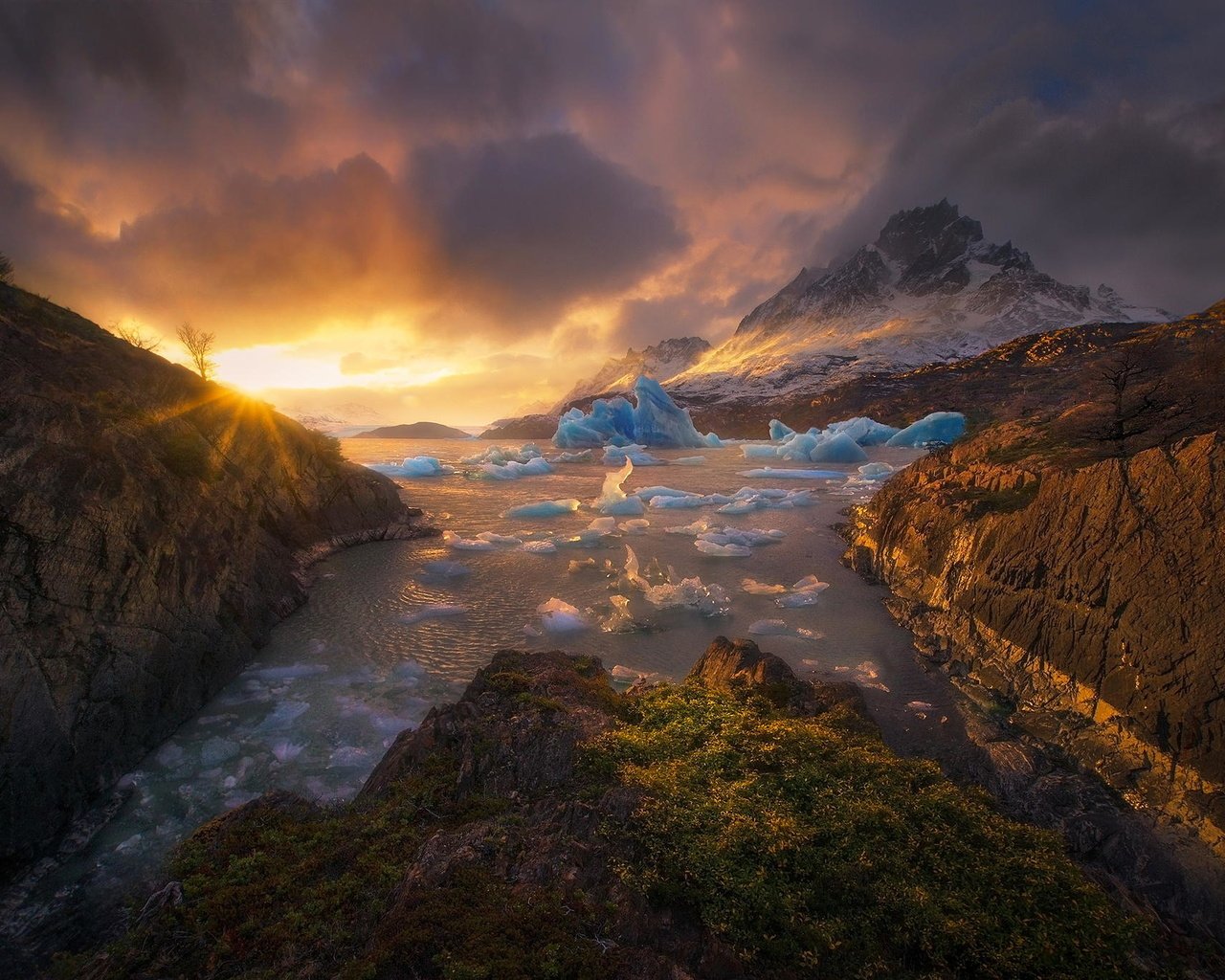 Обои горы, закат, лёд, чили, патагония, торрес-дель-пайне, marc adamus, mountains, sunset, ice, chile, patagonia, torres del paine разрешение 2048x1371 Загрузить