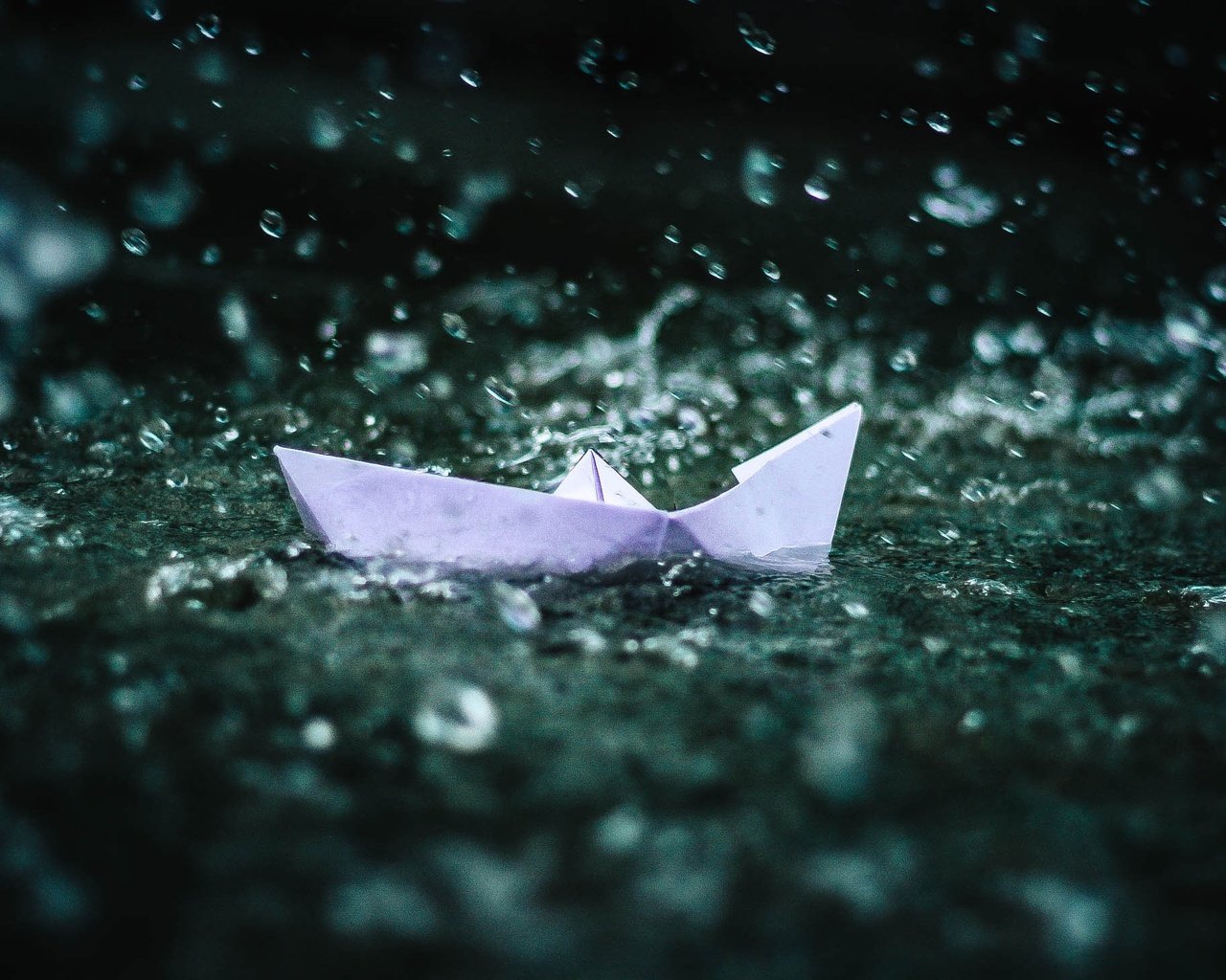 Обои вода, капли, дождь, оригами, кораблик, бумажный кораблик, water, drops, rain, origami, boat, paper boat разрешение 2592x1456 Загрузить