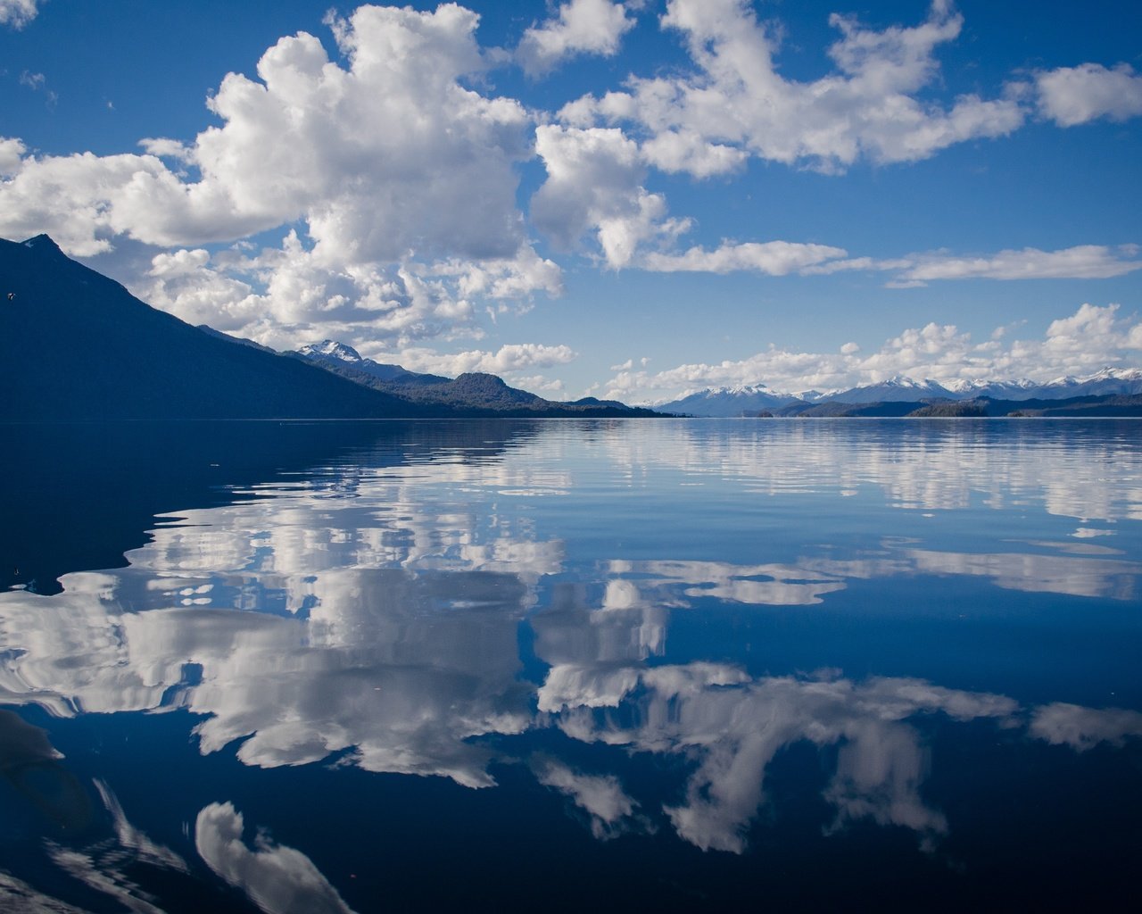 Обои небо, облака, озеро, горы, отражение, горизонт, the sky, clouds, lake, mountains, reflection, horizon разрешение 2746x1819 Загрузить