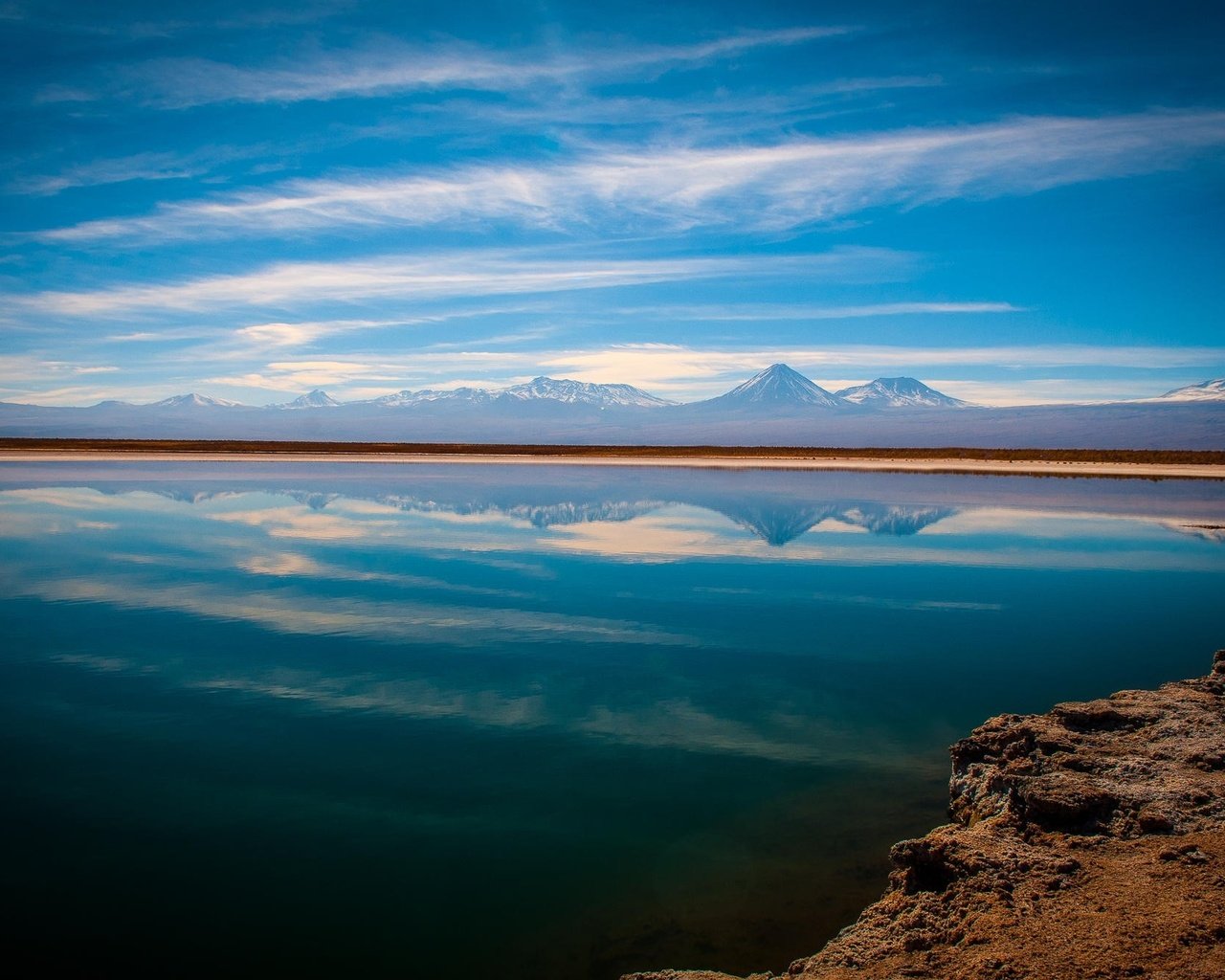 Обои облака, вода, озеро, природа, отражения, чили, пустыня атакама, clouds, water, lake, nature, reflection, chile, the atacama desert разрешение 2000x1328 Загрузить