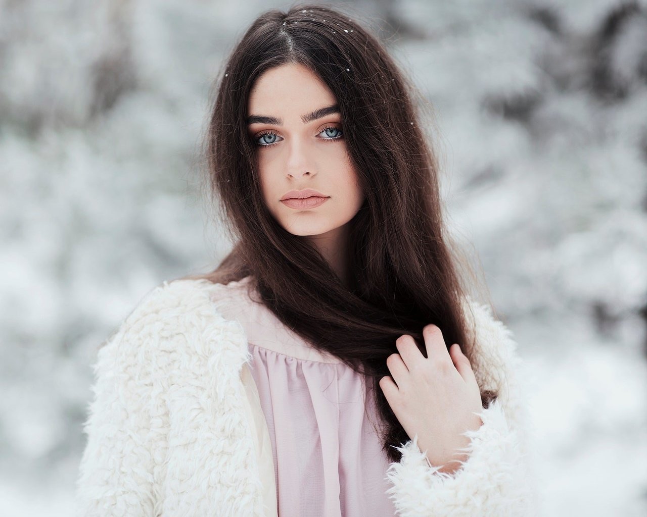 Обои зима, девушка, брюнетка, взгляд, волосы, лицо, шуба, winter, girl, brunette, look, hair, face, coat разрешение 2000x1333 Загрузить