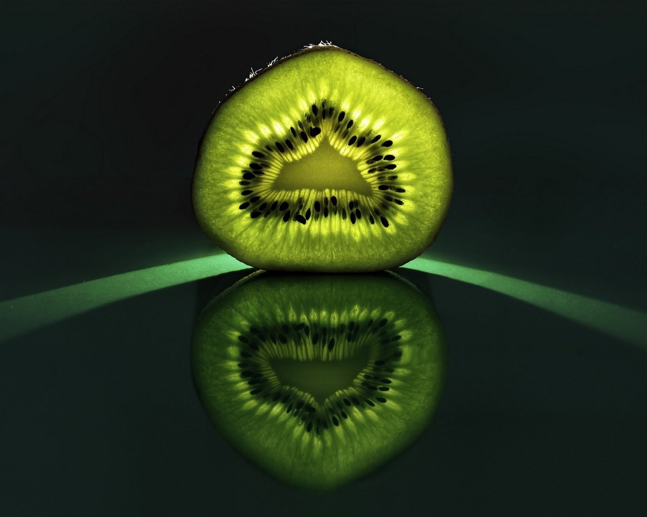 Обои отражение, фрукты, киви, reflection, fruit, kiwi разрешение 1920x1440 Загрузить