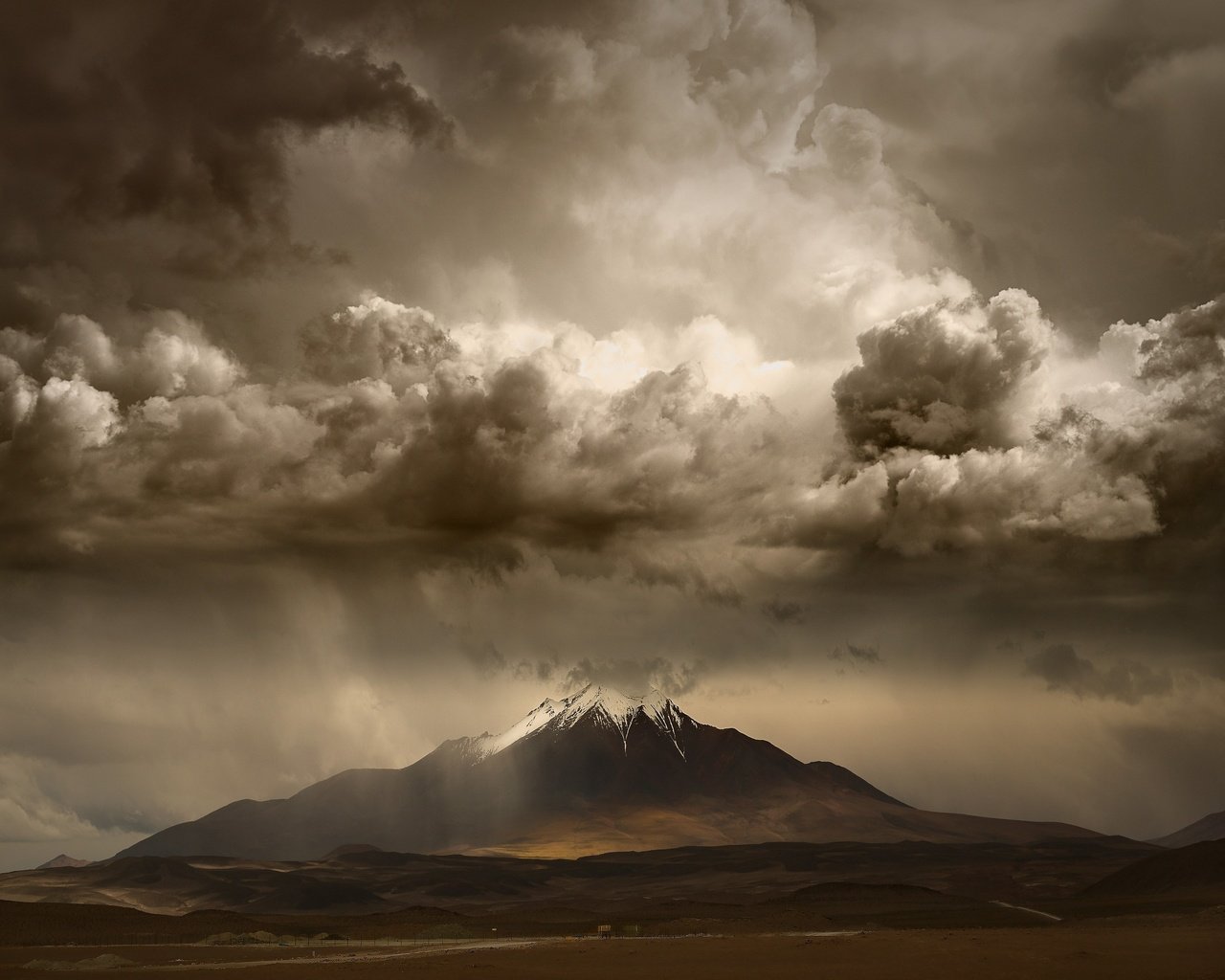 Обои небо, свет, природа, буря, пейзаж, гора, снежная вершина, the sky, light, nature, storm, landscape, mountain, snow peak разрешение 3000x2250 Загрузить