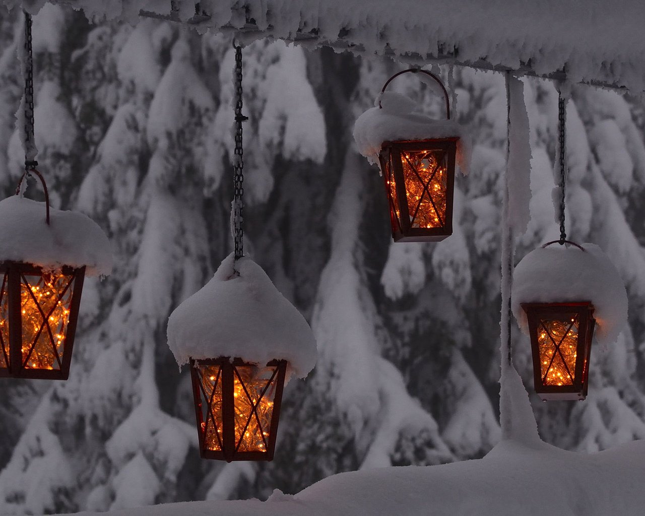 Зимний домик с фонариками