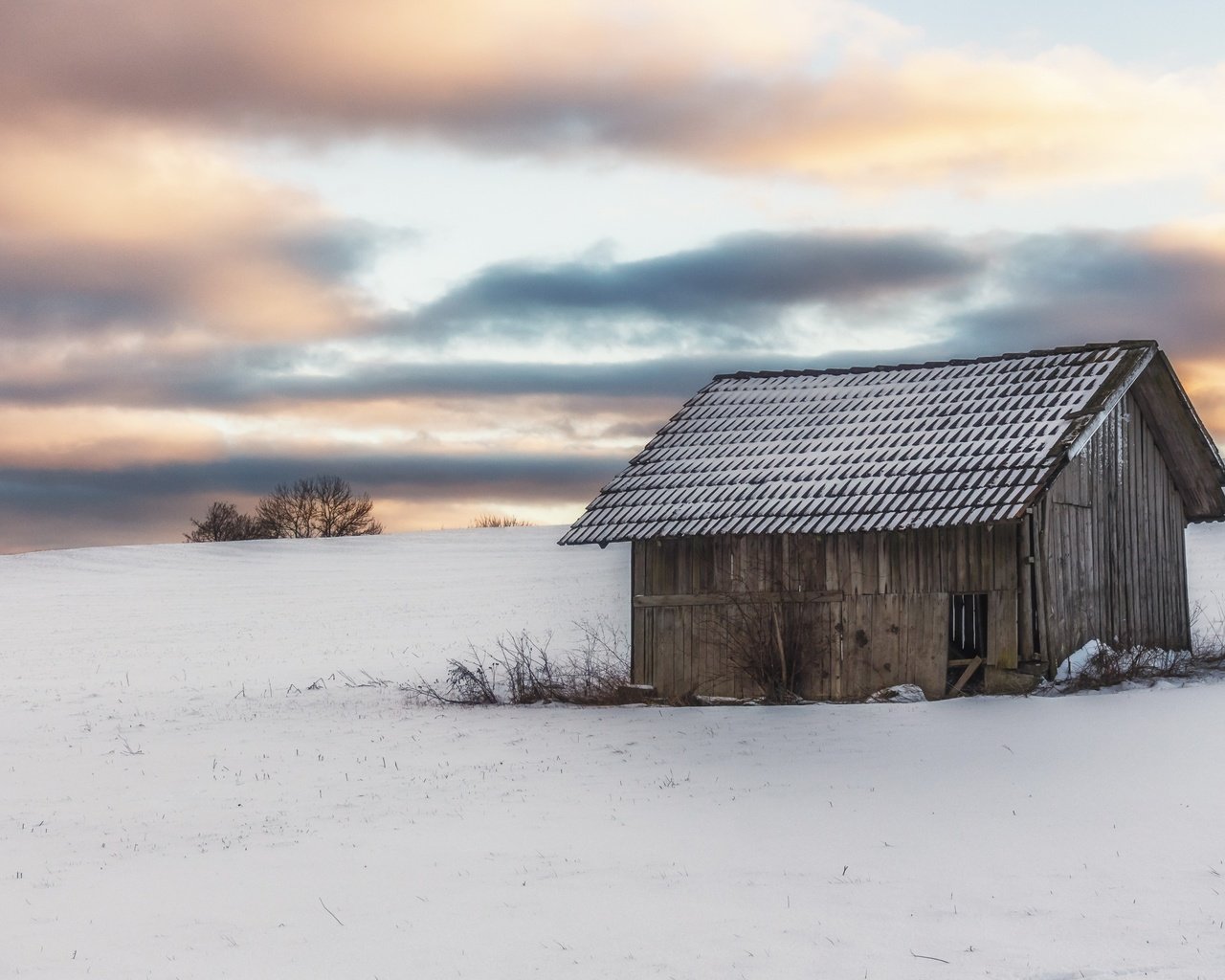 Обои небо, облака, снег, зима, поле, горизонт, дом, the sky, clouds, snow, winter, field, horizon, house разрешение 2880x1800 Загрузить