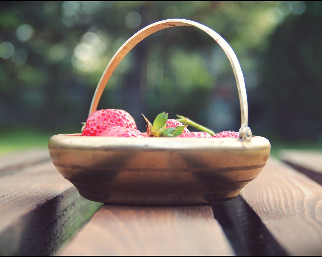 Обои клубника, размытость, ягоды, корзинка, деревянная поверхность, strawberry, blur, berries, basket, wooden surface разрешение 5216x3488 Загрузить