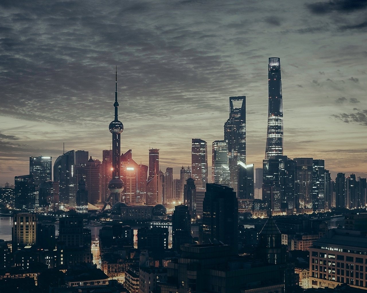 Обои ночь, панорама, город, небоскребы, шанхай, мегаполис, китай, высотки, night, panorama, the city, skyscrapers, shanghai, megapolis, china разрешение 2560x1440 Загрузить