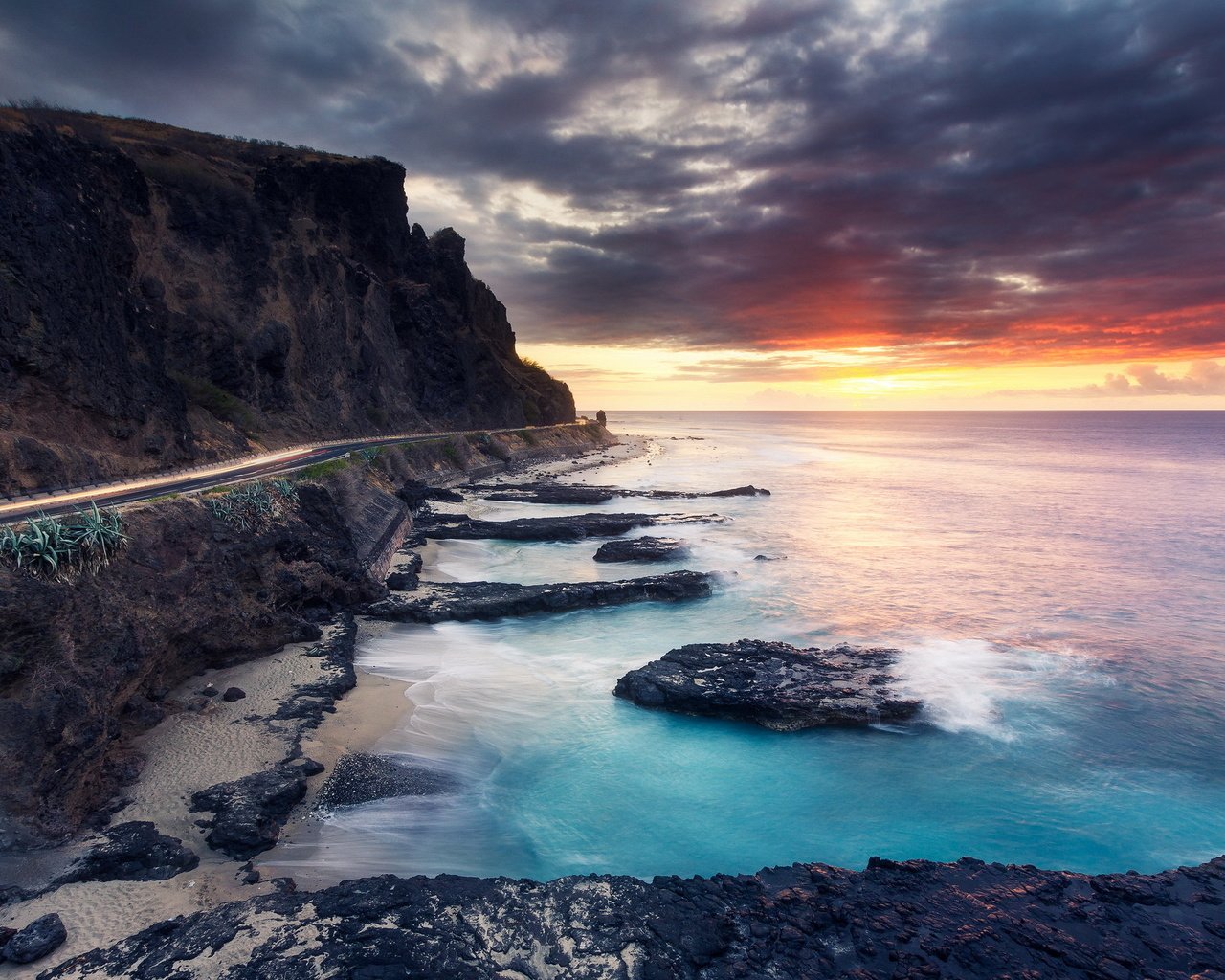 Обои дорога, облака, скалы, берег, закат, море, пляж, побережье, road, clouds, rocks, shore, sunset, sea, beach, coast разрешение 2047x1273 Загрузить