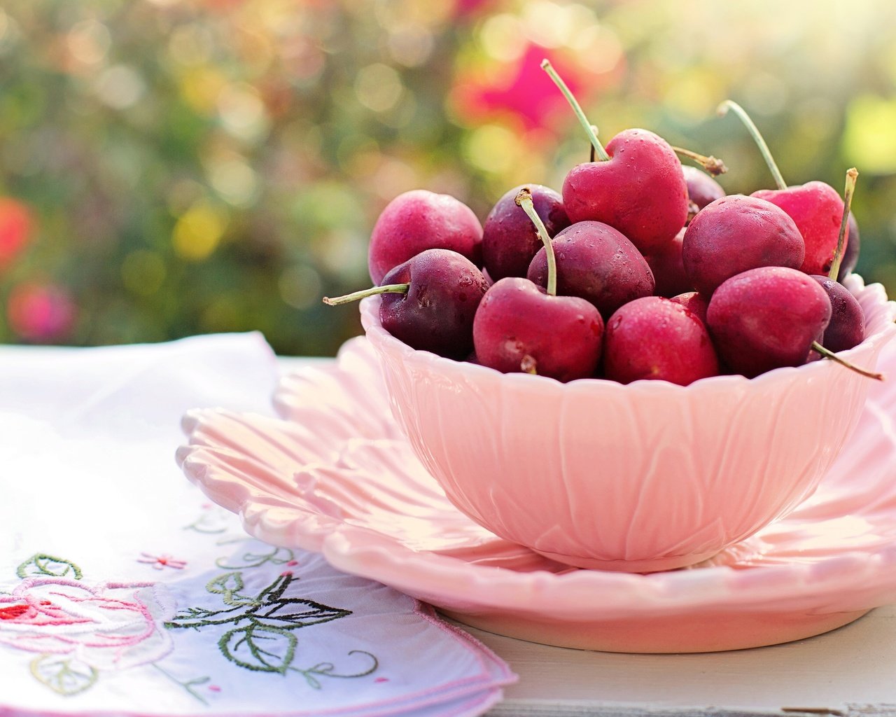 Обои стол, черешня, ягоды, вишня, салфетка, тарелка, пиала, table, cherry, berries, napkin, plate, bowl разрешение 3840x2160 Загрузить