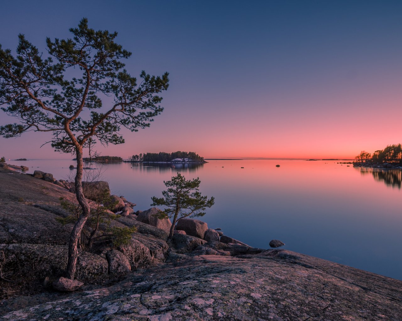 Обои деревья, камни, закат, остров, финляндия, финский залив, trees, stones, sunset, island, finland, gulf of finland разрешение 2048x1367 Загрузить