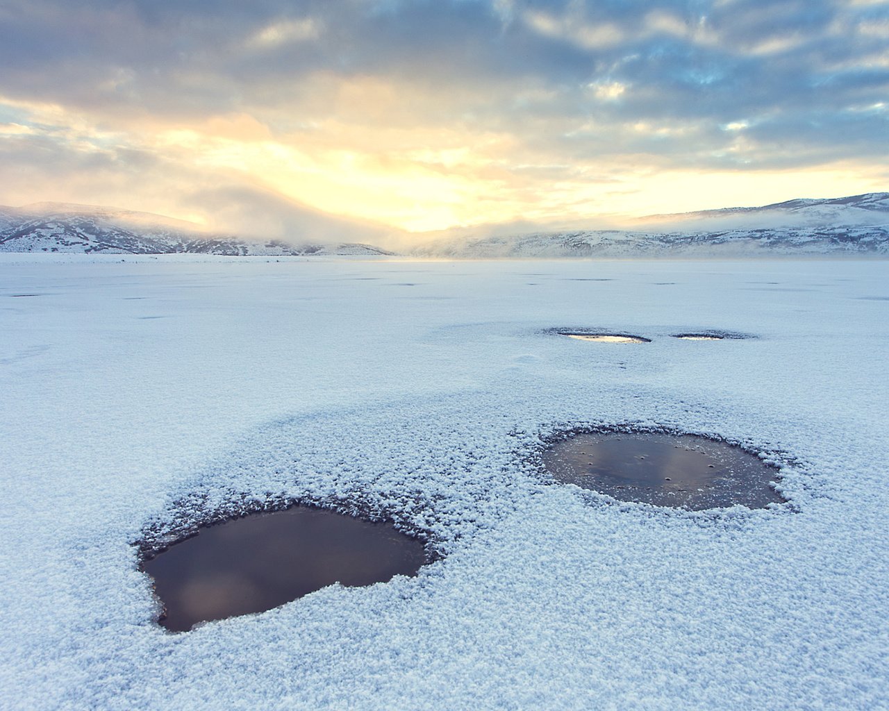 Обои небо, облака, озеро, природа, зима, пейзаж, the sky, clouds, lake, nature, winter, landscape разрешение 1920x1200 Загрузить