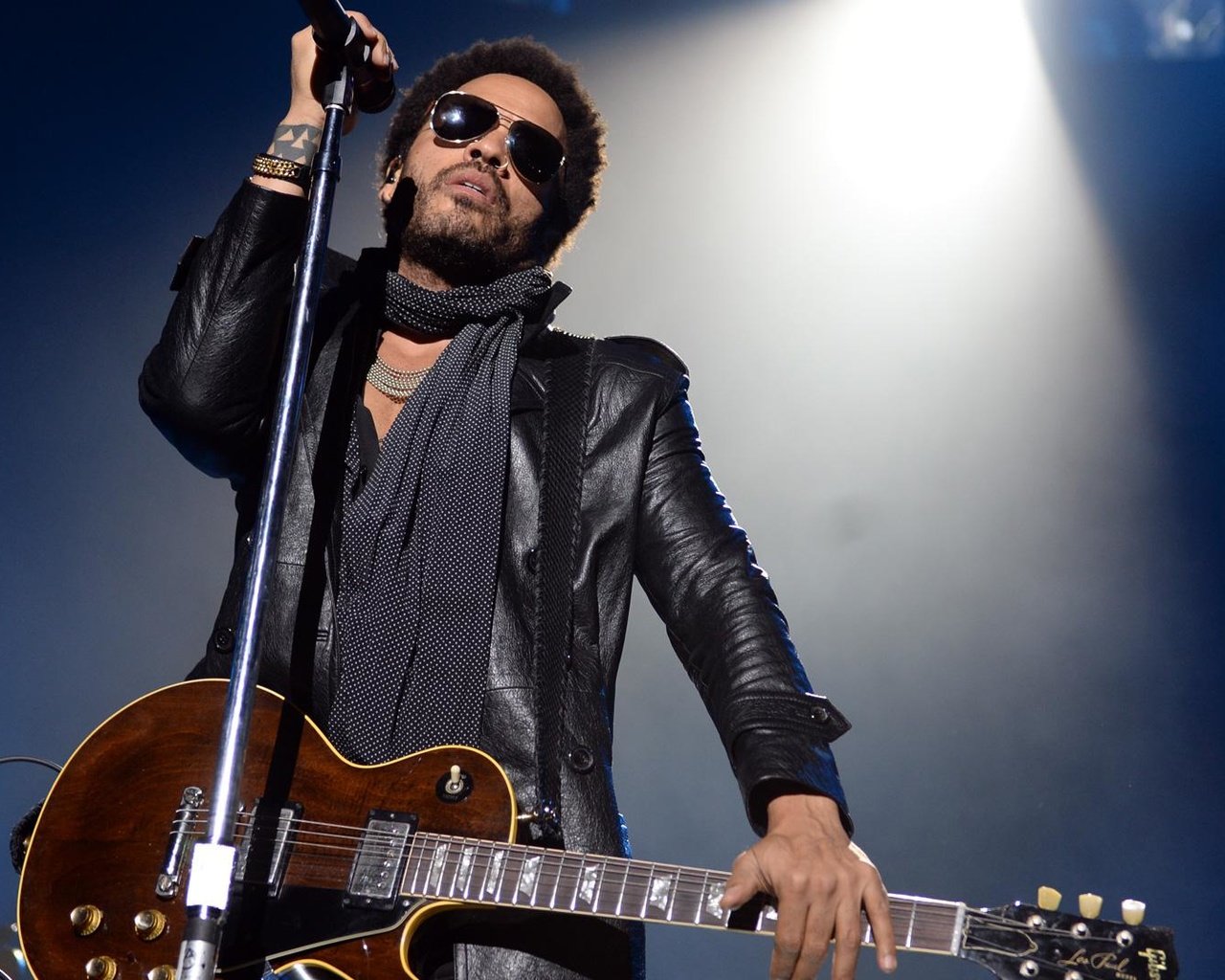 Обои гитара, концерт, музыкант, кожаная куртка, lenny kravitz, ленни кравиц, guitar, concert, musician, leather jacket разрешение 1920x1080 Загрузить