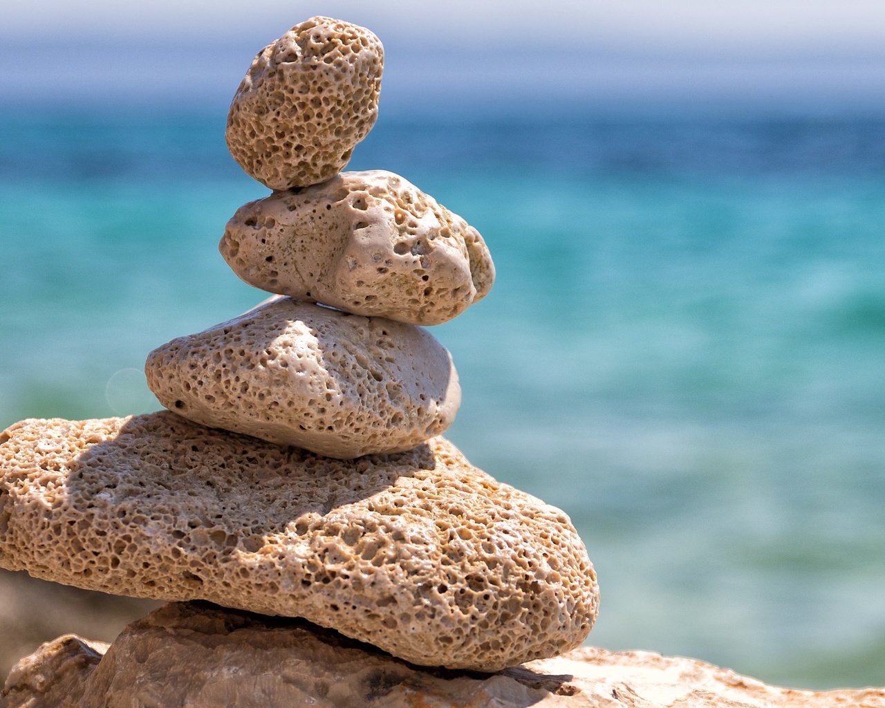 Обои камни, море, размытость, камешки, баланс, stones, sea, blur, pebbles, balance разрешение 4199x2836 Загрузить