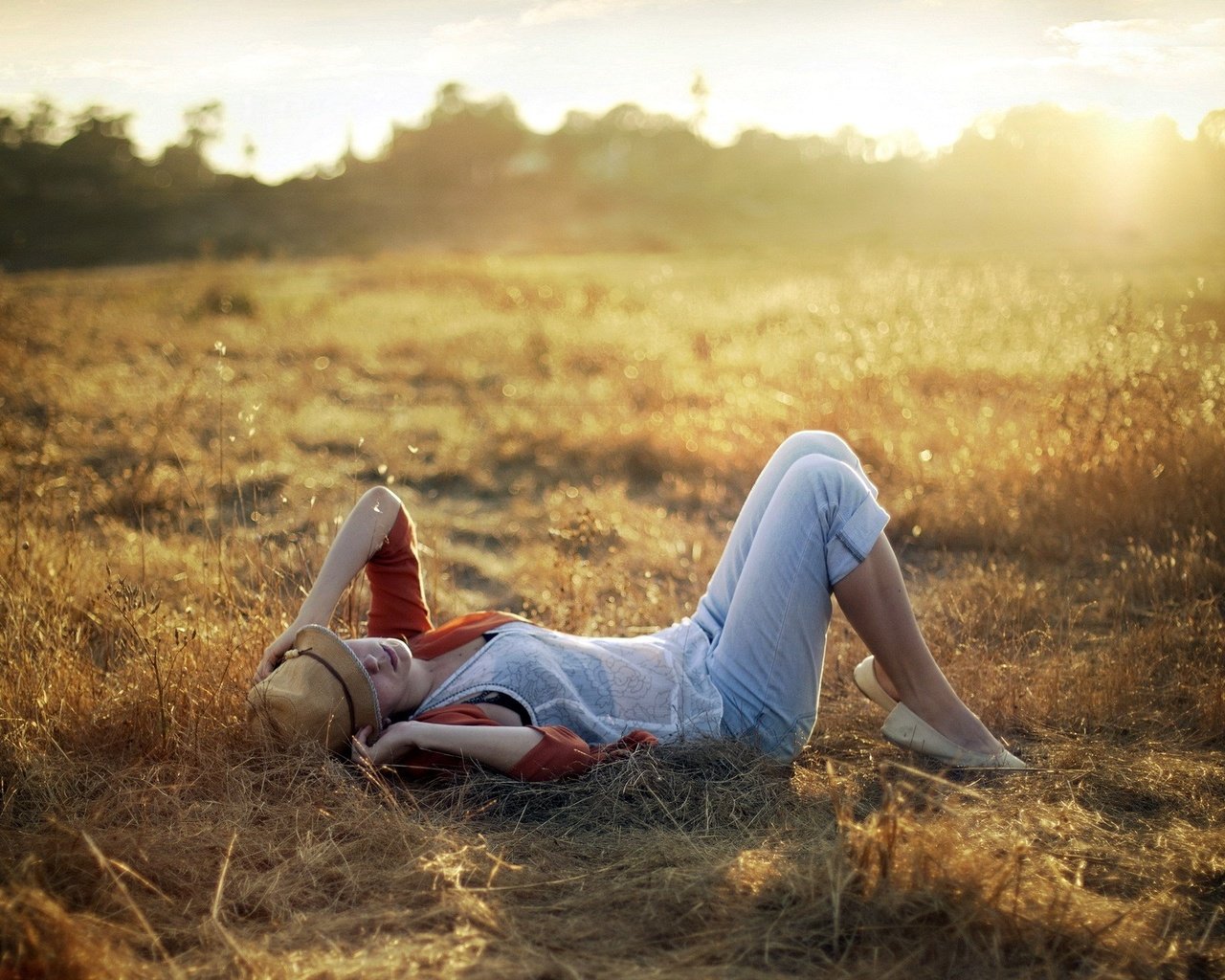 Обои свет, трава, закат, девушка, настроение, поле, шляпа, light, grass, sunset, girl, mood, field, hat разрешение 1920x1280 Загрузить