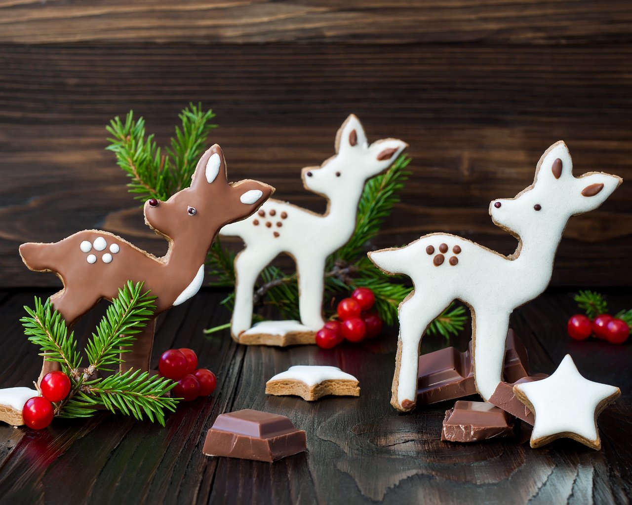 Обои ветка, елка, олени, рождество, шоколад, сладкое, печенье, branch, tree, deer, christmas, chocolate, sweet, cookies разрешение 4200x2800 Загрузить