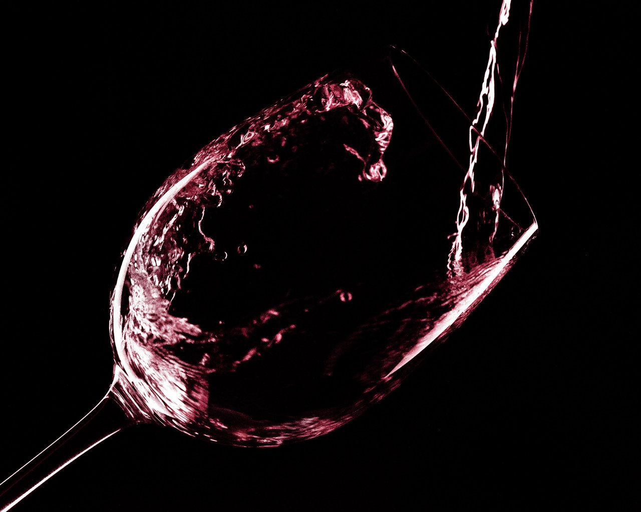 Обои бокал, черный фон, вино, glass, black background, wine разрешение 2560x1920 Загрузить